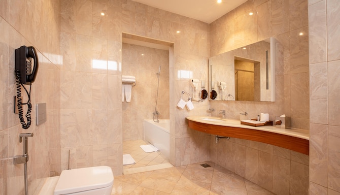 GOLDEN TULIP CANAAN KAMPALA - Superior Bath Room