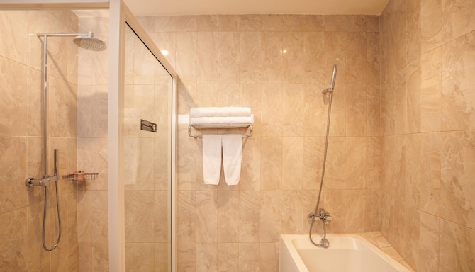 GOLDEN TULIP CANAAN KAMPALA - Suite Bath Room