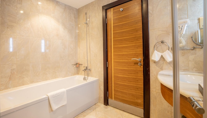 GOLDEN TULIP CANAAN KAMPALA - Deluxe Bath Room