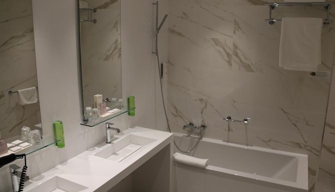 Golden Tulip Cannes Hotel de Paris - Hotel-de-paris-cannes-bathroom-family-room