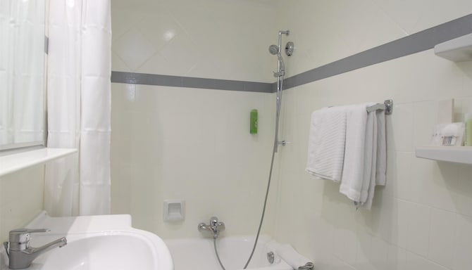 Golden Tulip Cannes Hotel de Paris - Hotel-de-paris-cannes-bathroom-balcony-room