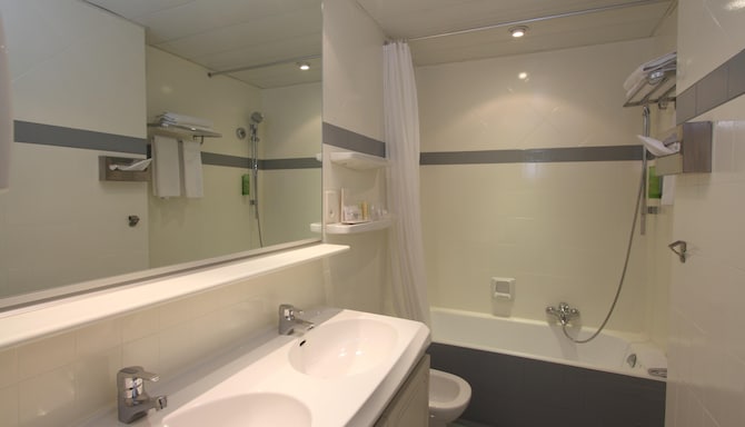 Golden Tulip Cannes Hotel de Paris - Hotel-de-paris-cannes-bathroom