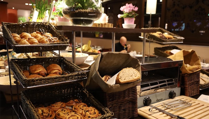 Golden Tulip CDG Airport Roissy - BUFFET PETIT DEJEUNER