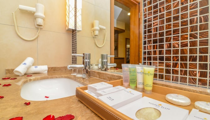 Golden Tulip Corniche Dammam - Bathroom