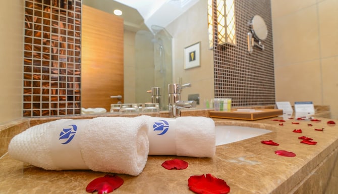 Golden Tulip Corniche Dammam - Executvie Suite Bathroom