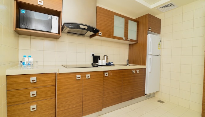 Golden Tulip Corniche Dammam - Suites Kitchen