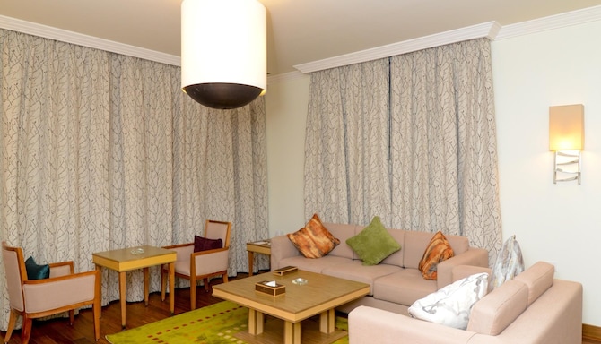 Golden Tulip Corniche Dammam - Ambassador Suite Living Area