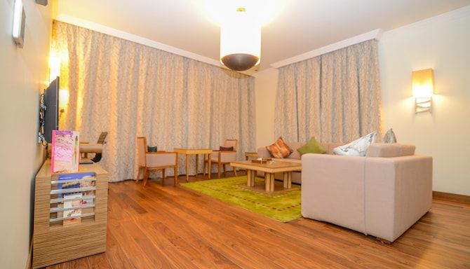 Golden Tulip Corniche Dammam - Ambassador Suite Sitting Area