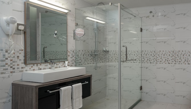 Golden Tulip Dar City Center - DELUXE BATHROOM