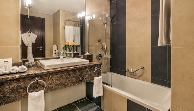 Golden Tulip Doha - Salle de bain de la chambre