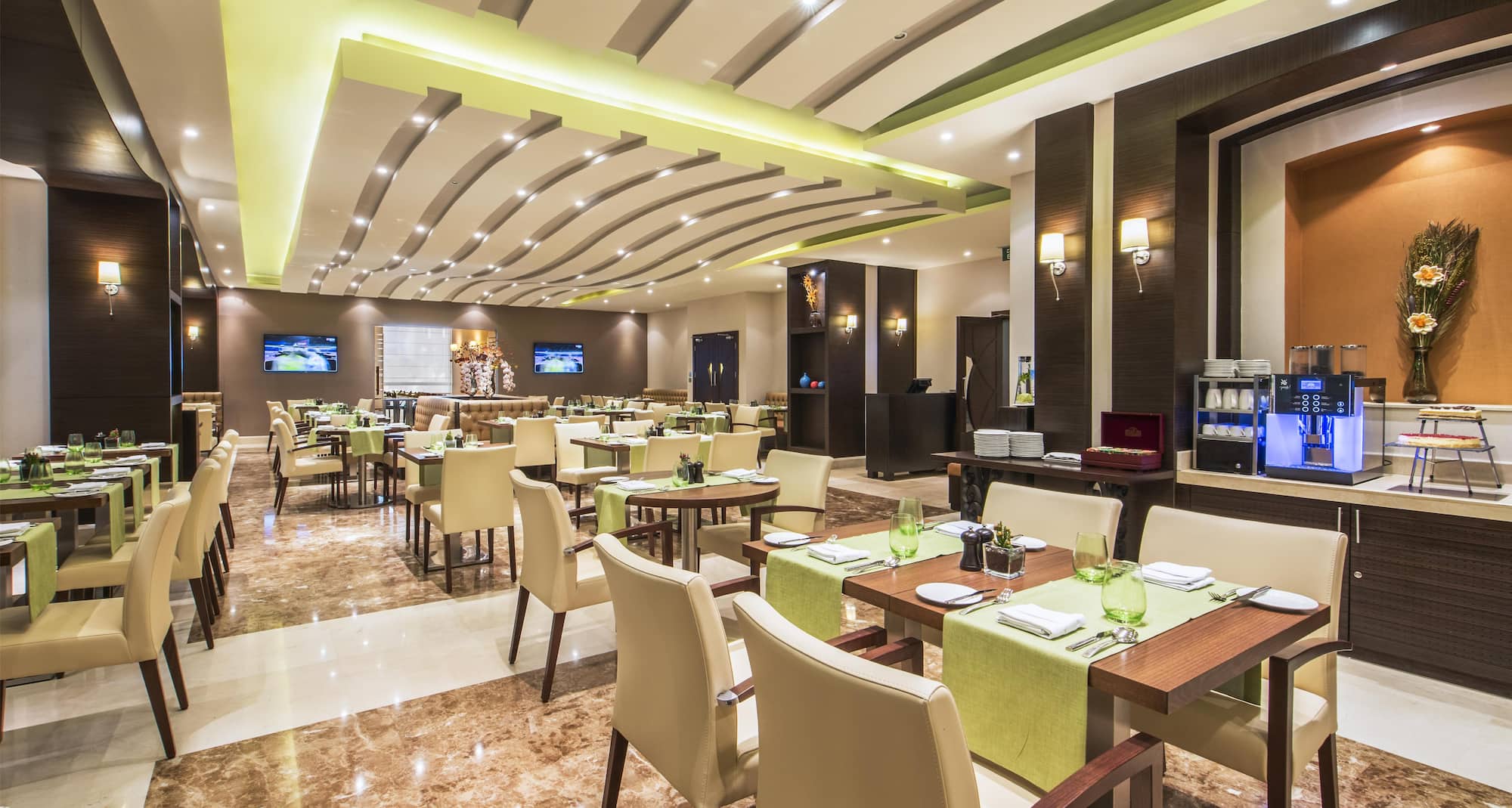 Golden Tulip Doha - مطعم
