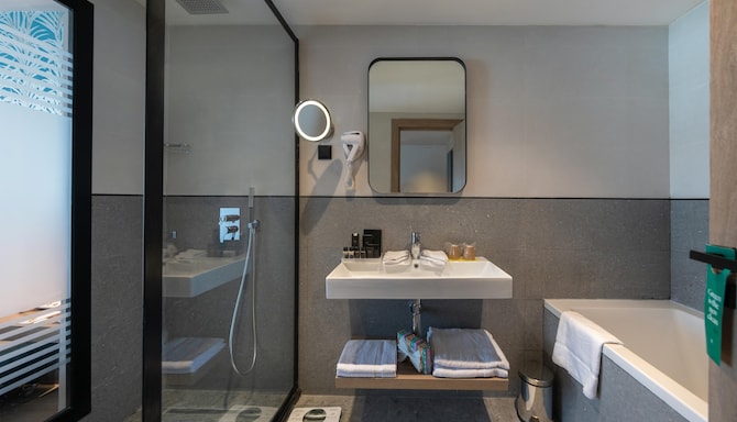Golden Tulip El Mechtel - Salle de bain de la chambre