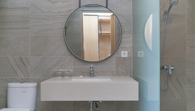 Golden Tulip Essential Belitung - Bathroom