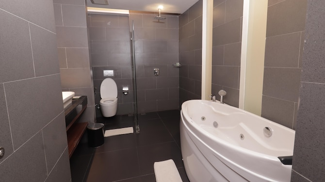 GOLDEN TULIP ESSENTIAL MAKASSAR - bathup