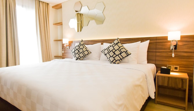 GOLDEN TULIP ESSENTIAL TANGERANG - Deluxe Room Queen