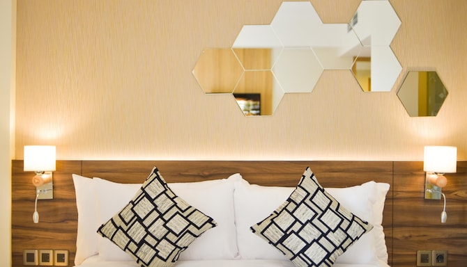 GOLDEN TULIP ESSENTIAL TANGERANG - Superior Room Queen