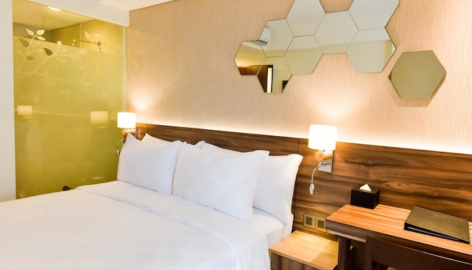 GOLDEN TULIP ESSENTIAL TANGERANG - Superior Room Queen