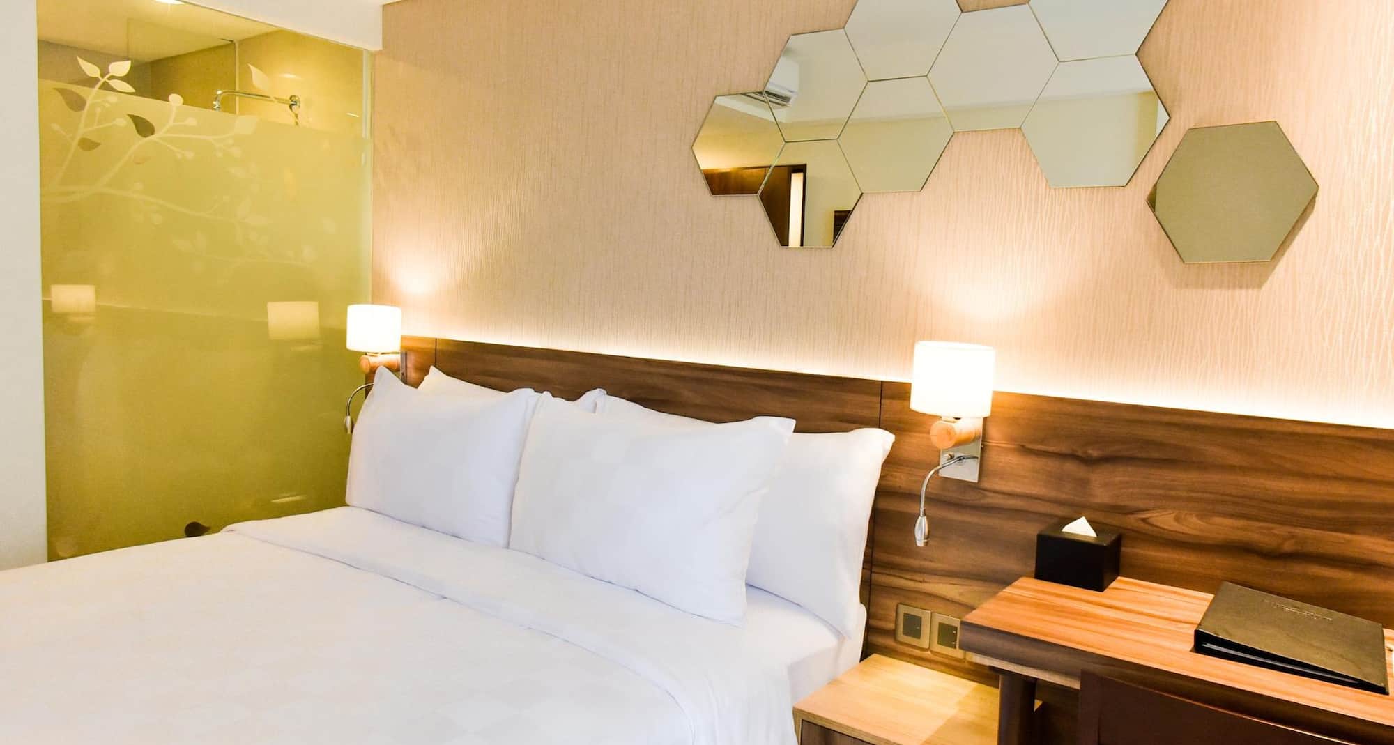 GOLDEN TULIP ESSENTIAL TANGERANG - Superior Room Queen