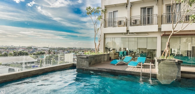 GOLDEN TULIP ESSENTIAL TANGERANG - Pool Slide