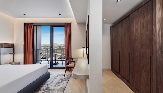 GOLDEN TULIP GEBKIM KOCAELI - Suite Bedroom Changing Room