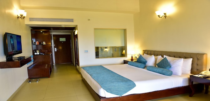 Golden Tulip Goa Candolim - Deluxe Pool View