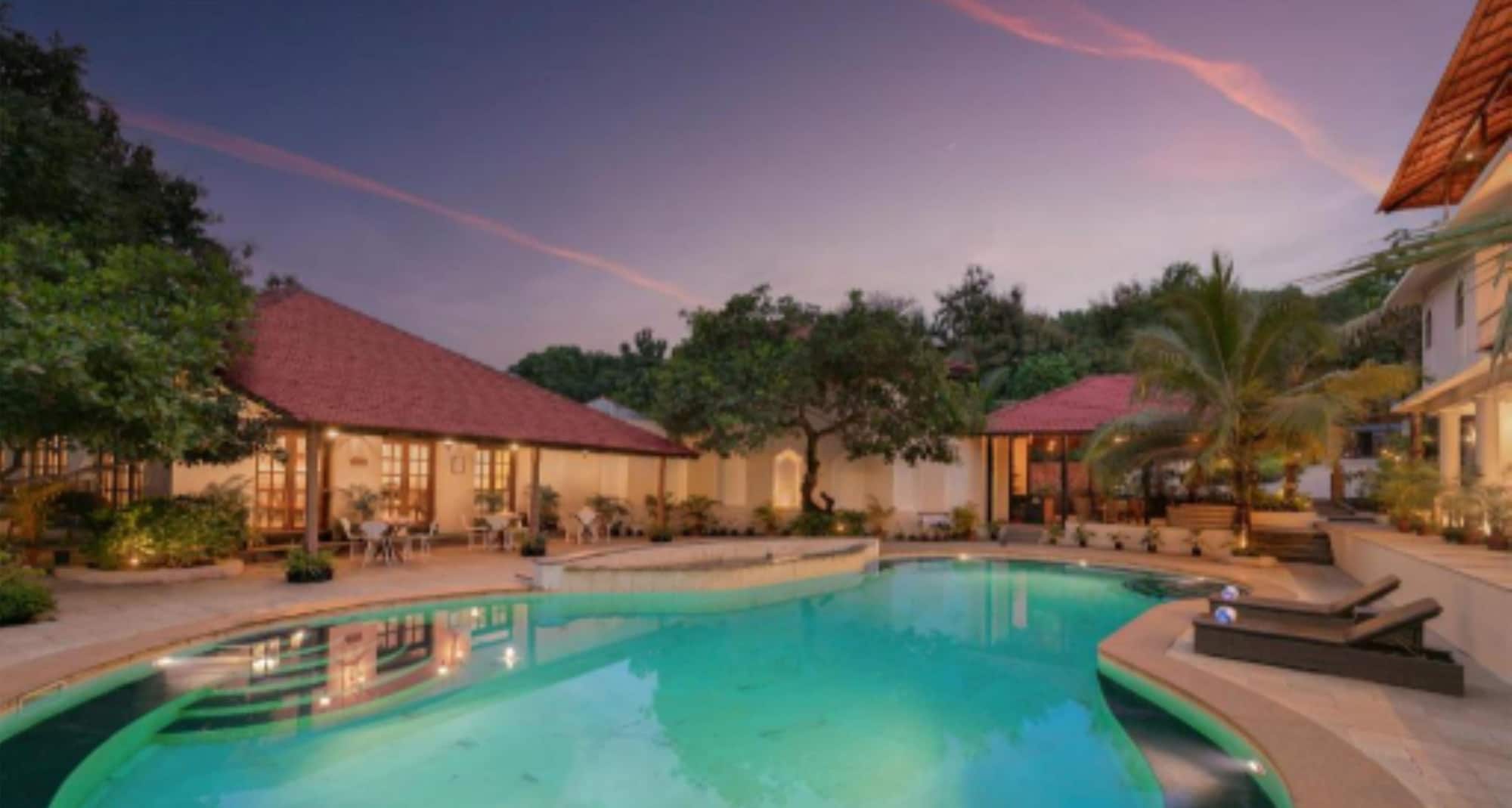 GOLDEN TULIP GOA MANDREM - Main Swiming Pool View