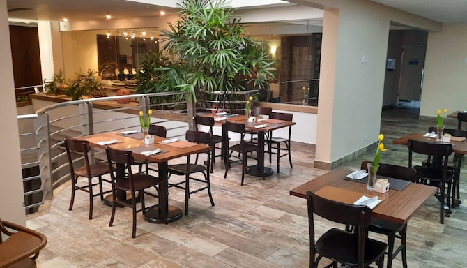 Golden Tulip Goiania Address - Breakfast Area