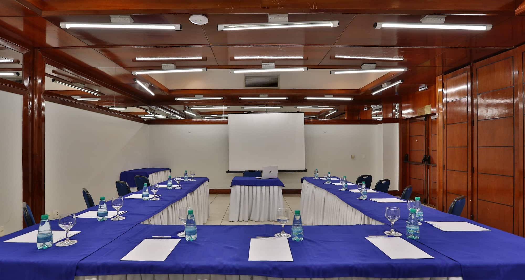Golden Tulip Goiania Address - Meeting Room