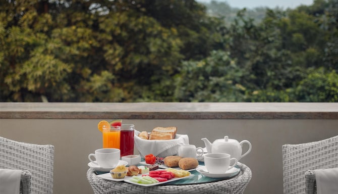GOLDEN TULIP GURGAON (sector 29) - PREMIUM ROOM WITH BALCONY