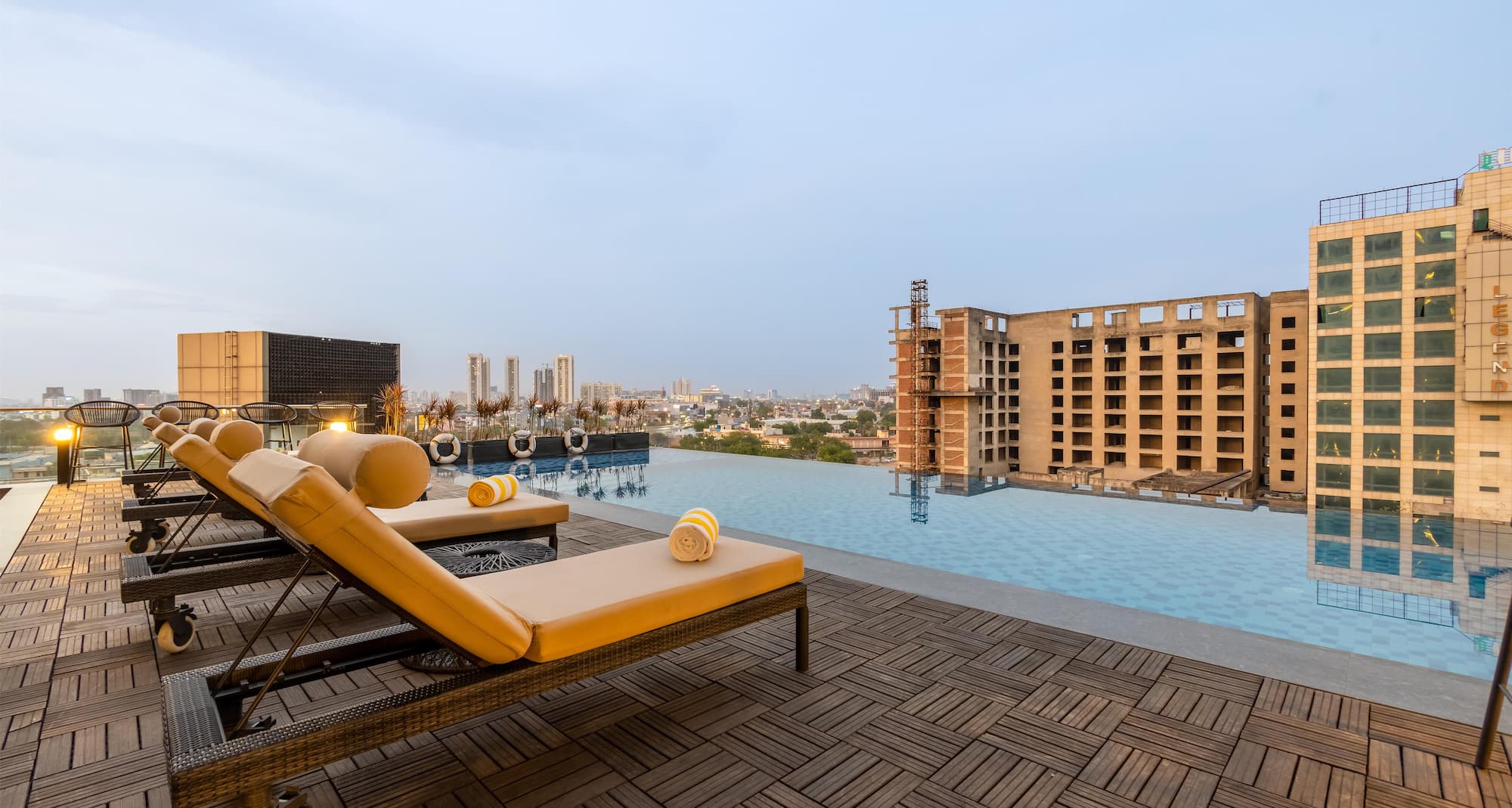 GOLDEN TULIP GURUGRAM SECTOR 80 - Pool view