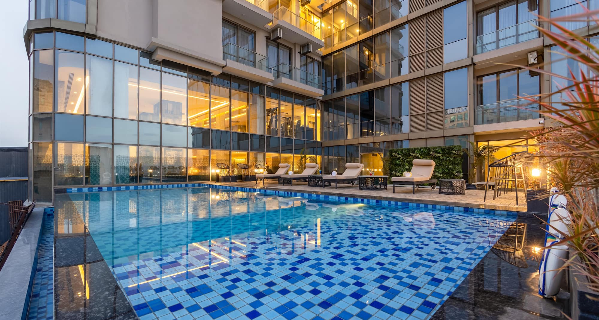 GOLDEN TULIP GURUGRAM SECTOR 80 - Pool view