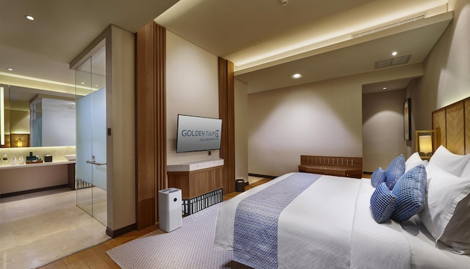 GOLDEN TULIP HOLLAND RESORT - royal suite kamar lt   lighting atas e