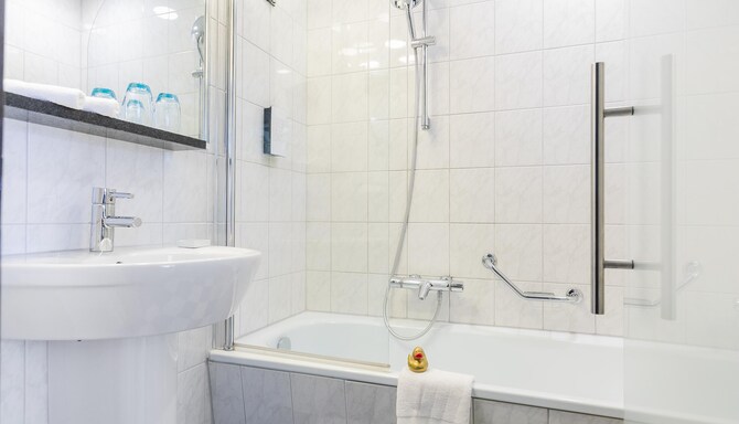 Golden Tulip Hotel Central - Small Queensize kamer badkamer