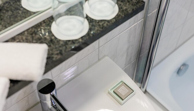 Golden Tulip Hotel Central - Small Queensize kamer badkamer