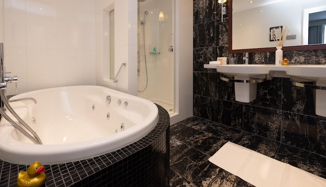 Golden Tulip Hotel Central - Duke Suite badkamer
