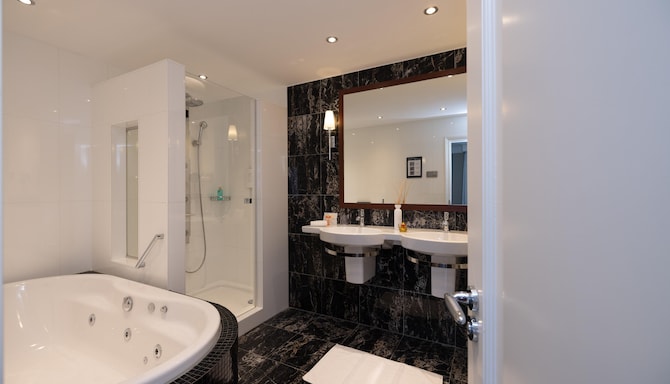 Golden Tulip Hotel Central - Duke Suite badkamer