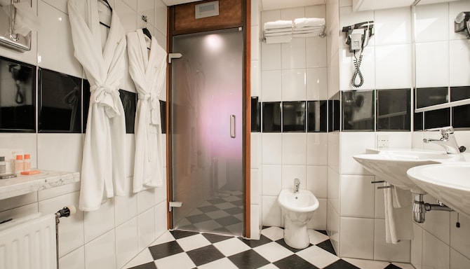 Golden Tulip Hotel Central - Junior suite badkamer