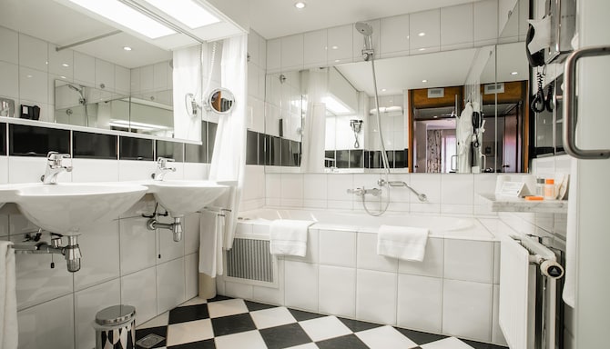 Golden Tulip Hotel Central - Junior suite badkamer