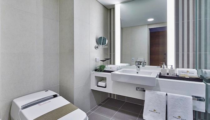 GOLDEN TULIP INCHEON AIRPORT HOTEL & SUITES - Deluxe King Bathroom