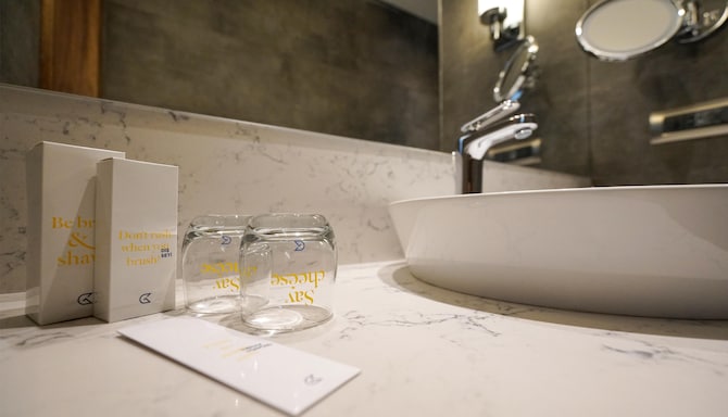 Golden Tulip Istanbul Bayrampasa - superior bathroom amenities