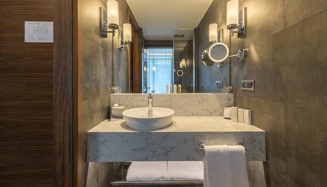 Golden Tulip Istanbul Bayrampasa - superior bathroom