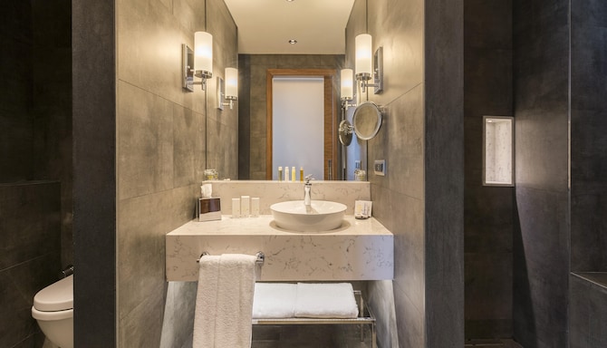 Golden Tulip Istanbul Bayrampasa - ekc bathroom