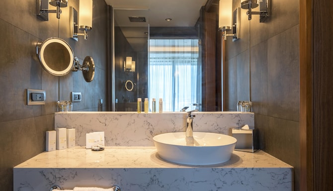 Golden Tulip Istanbul Bayrampasa - superior bathroom