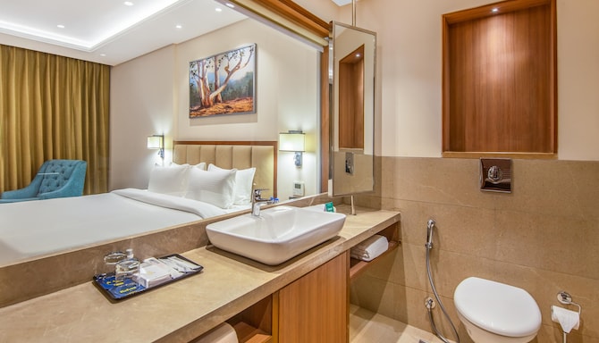 Golden Tulip Jalandhar - Bathroom shot