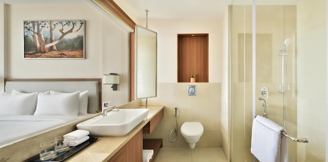 Golden Tulip Jalandhar - Bathroom