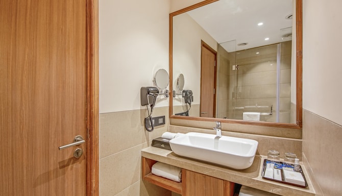 Golden Tulip Jalandhar - Bathroom Twin Bed