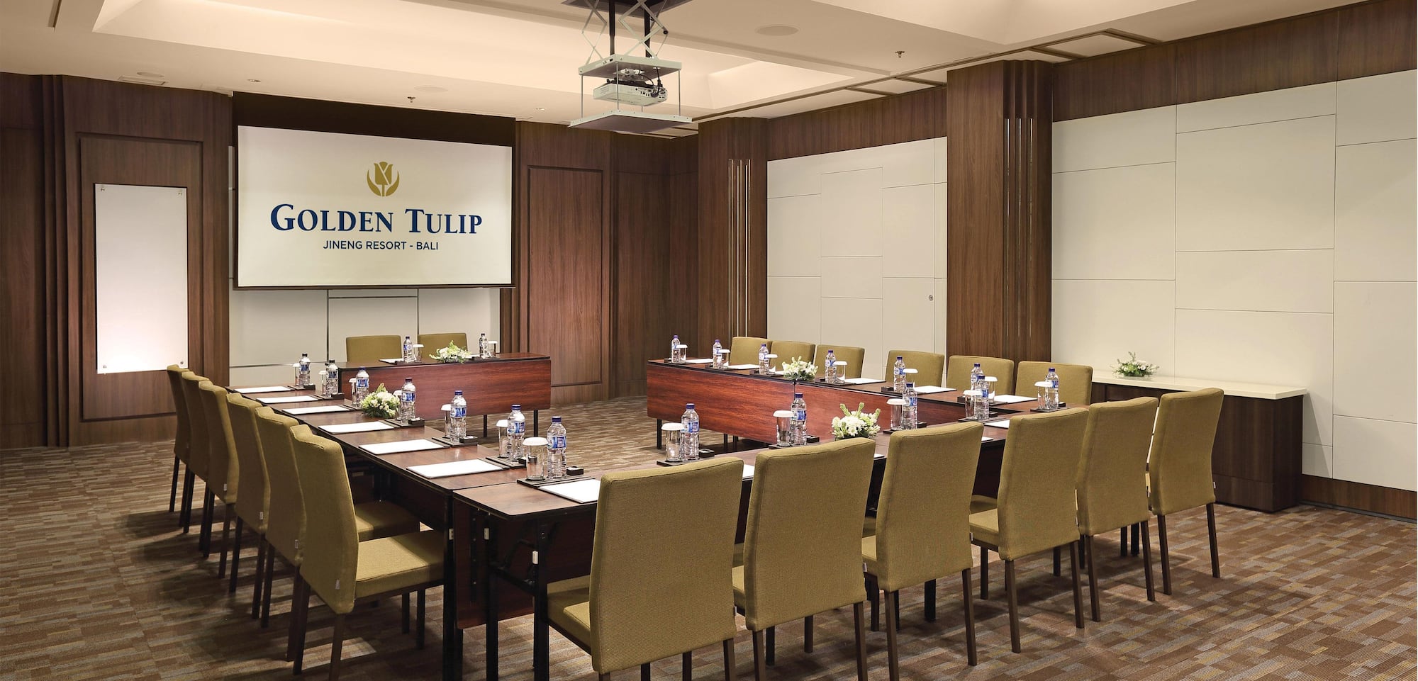GOLDEN TULIP JINENG RESORT BALI - Meeting M