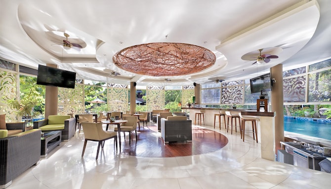 GOLDEN TULIP JINENG RESORT BALI - Naveen Pool Bar Grill