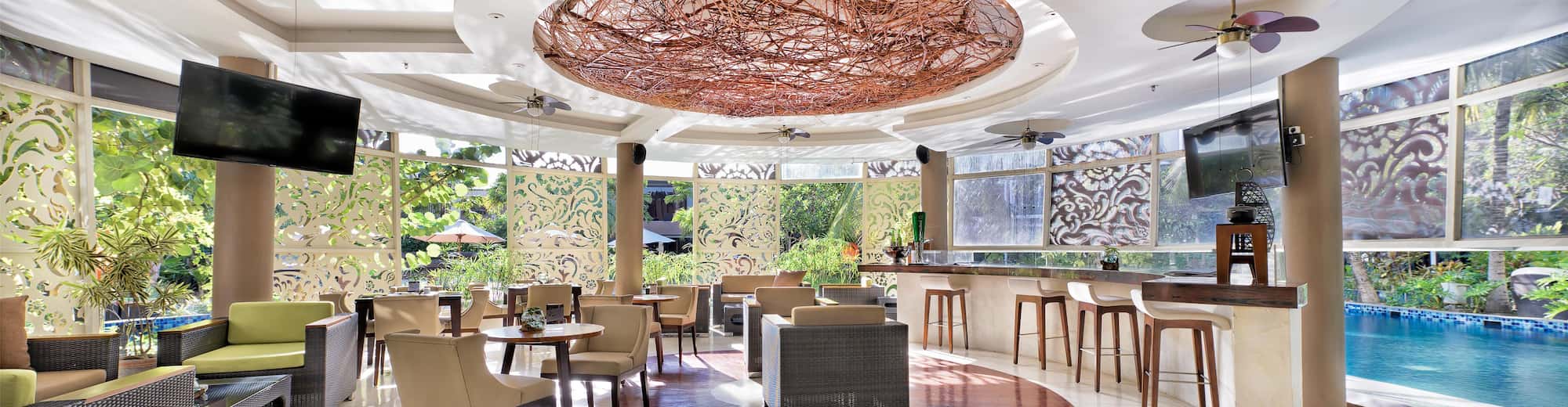 GOLDEN TULIP JINENG RESORT BALI - Naveen Pool Bar Grill