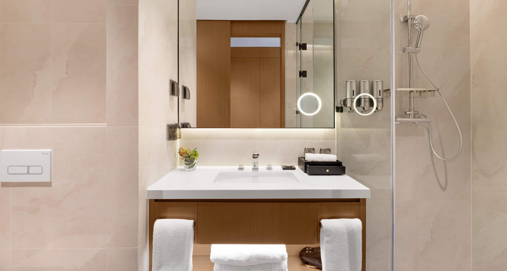 Golden Tulip Kin-Oasis Kinshasa - Standard Room bathroom